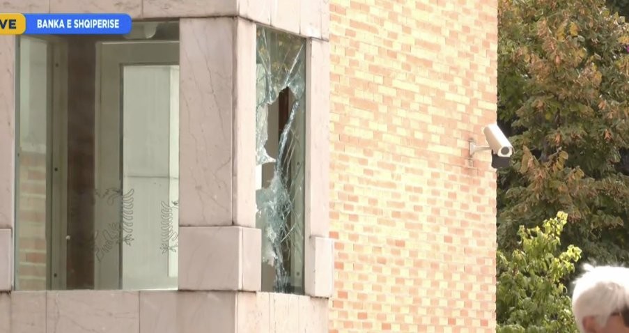 Tensionet në kryeqytet: Bankat mbyllin dyert pas sulmeve gjatë protestës, reagon ashpër Shoqata e Bankave