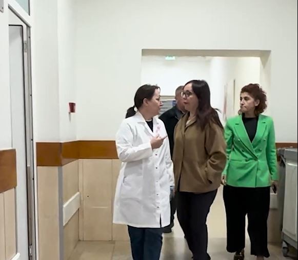Tensionet në proteste: Ministrja e Shëndetësisë viziton efektivët dhe qytetarët e plagosur në Spitalin e Traumës
