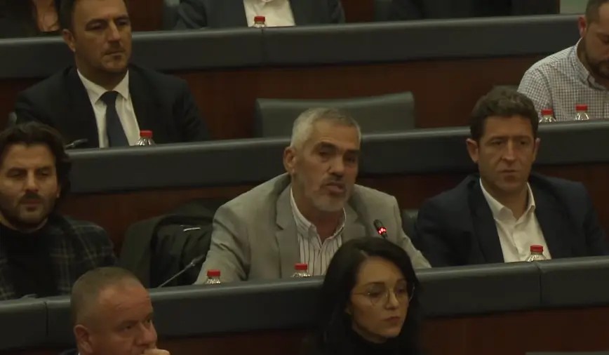 Tragjedia në Pejë, deputeti Musliu në fjalimin e parë në Kuvend ngre alarmin për dhunën ndaj grave dhe mentalitetin patriarkal