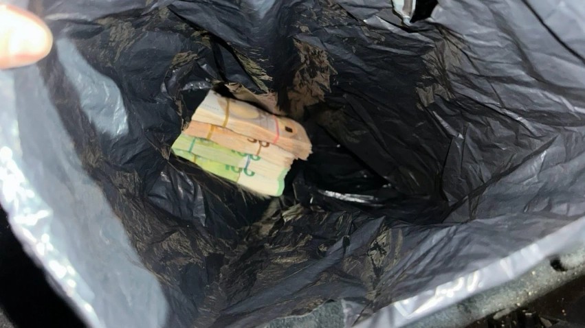 “S’kam asgjë për të deklaruar”, por Dogana kap mbi 30 mijë euro të fshehura në dyshemenë e veturës në Bërnjak