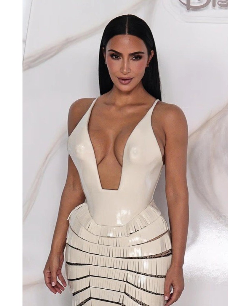 Kim Kardashian electrifikon tapetin e kuq në Meksikë dhe flet hapur për sfidat me Kanye West