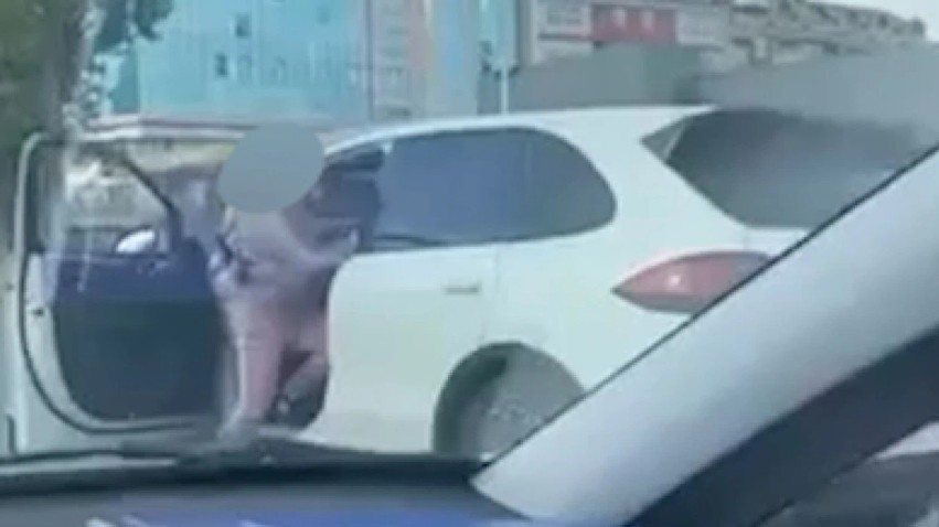 Dhunë në mes të rrugës në Shkup: Gruaja sulmohet fizikisht teksa ndodhej brenda automjetit
