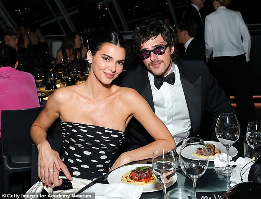 Romanca në qendër të vëmendjes: Kendall Jenner dhe Jacob Elordi shfaqen dorë për dore në Los Angeles