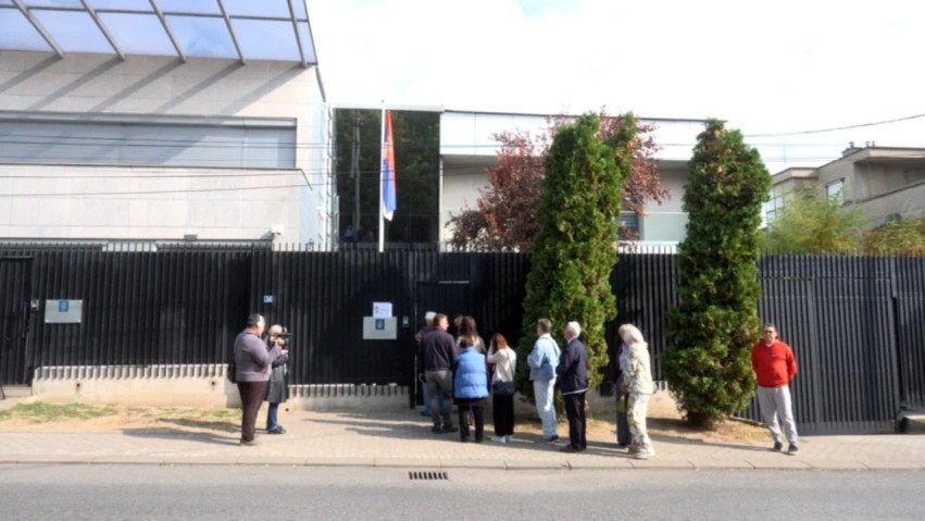 Incident i rëndë në Beograd: Sulmohet fizikisht nëna e presidentit serb Aleksandar Vuçiç në ditën e zgjedhjeve