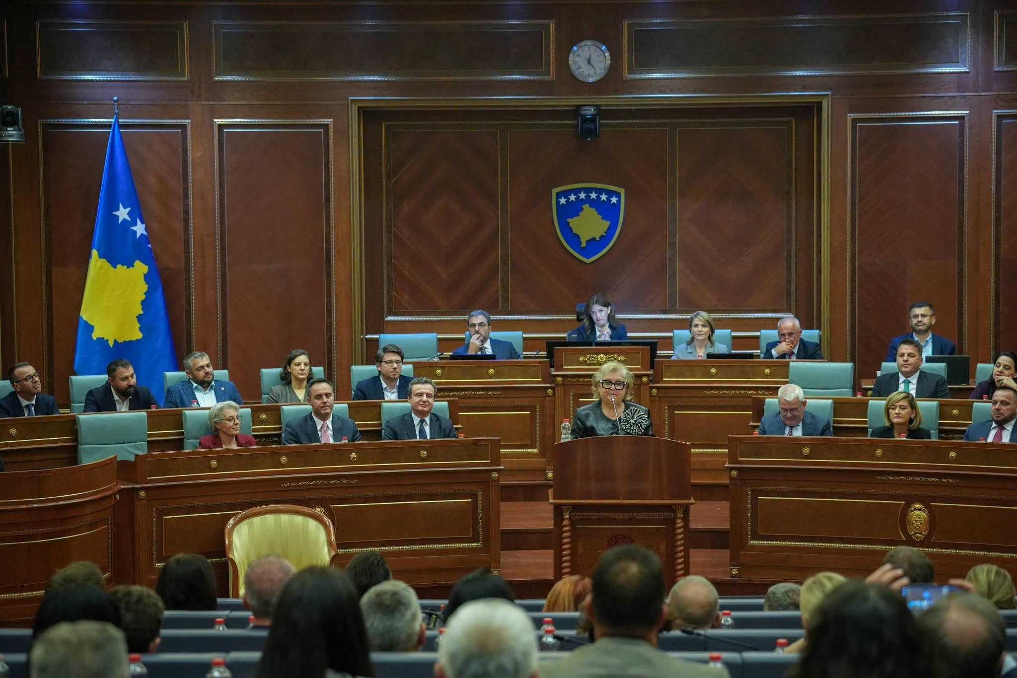 Zgjedhje në orët e vona: Justina Shiroka Pula merr drejtimin e shtetit, para saj testi i dekretimit të ligjit për Hagën