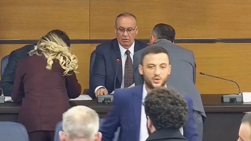 Përplasje në Kuvendin e Prishtinës: Debati për pauzën dhe orarin e faljes së xhumasë ndez tensionet