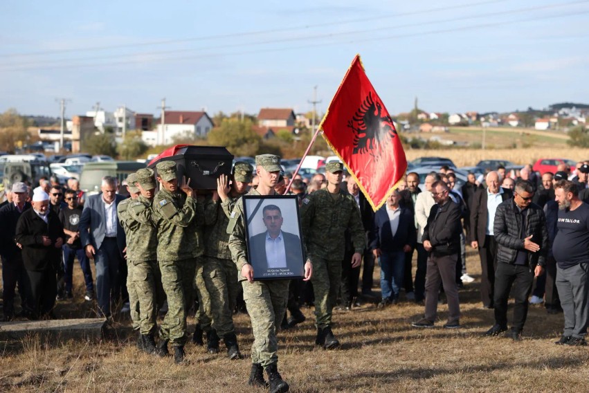 Skënderaj i jep lamtumirën e fundit me nderime ushtarake zyrtarit të FSK-së dhe ish-luftëtarit të UÇK-së, Ali Ngucati