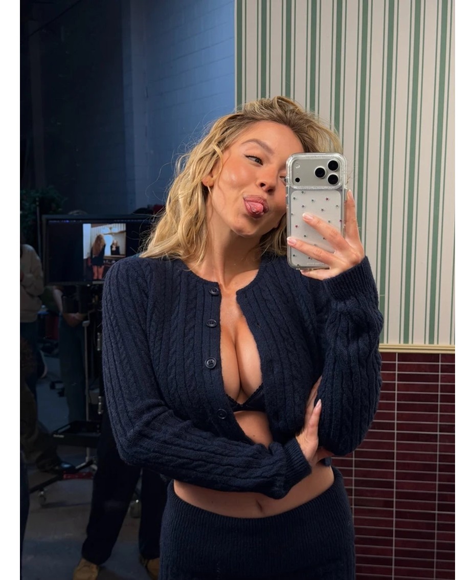Sydney Sweeney elektrizon rrjetin: Aktorja pozon me shkumë rroje dhe veshje provokuese