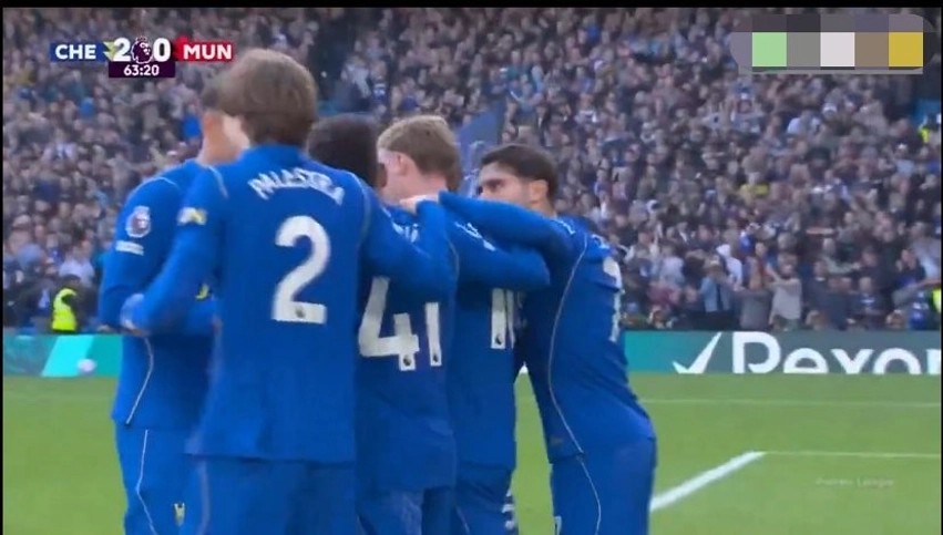 Chelsea thellon avantazhin ndaj Manchester Unitedit, “Djajtë e Kuq” mbeten me dhjetë lojtarë