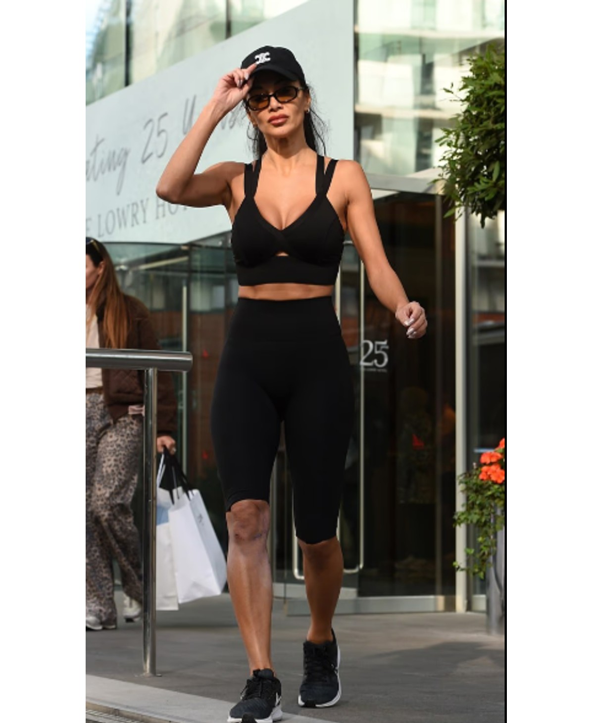 Aksidenti me ujë të valë: Nicole Scherzinger shfaqet në publik me shenjat e djegies në këmbë