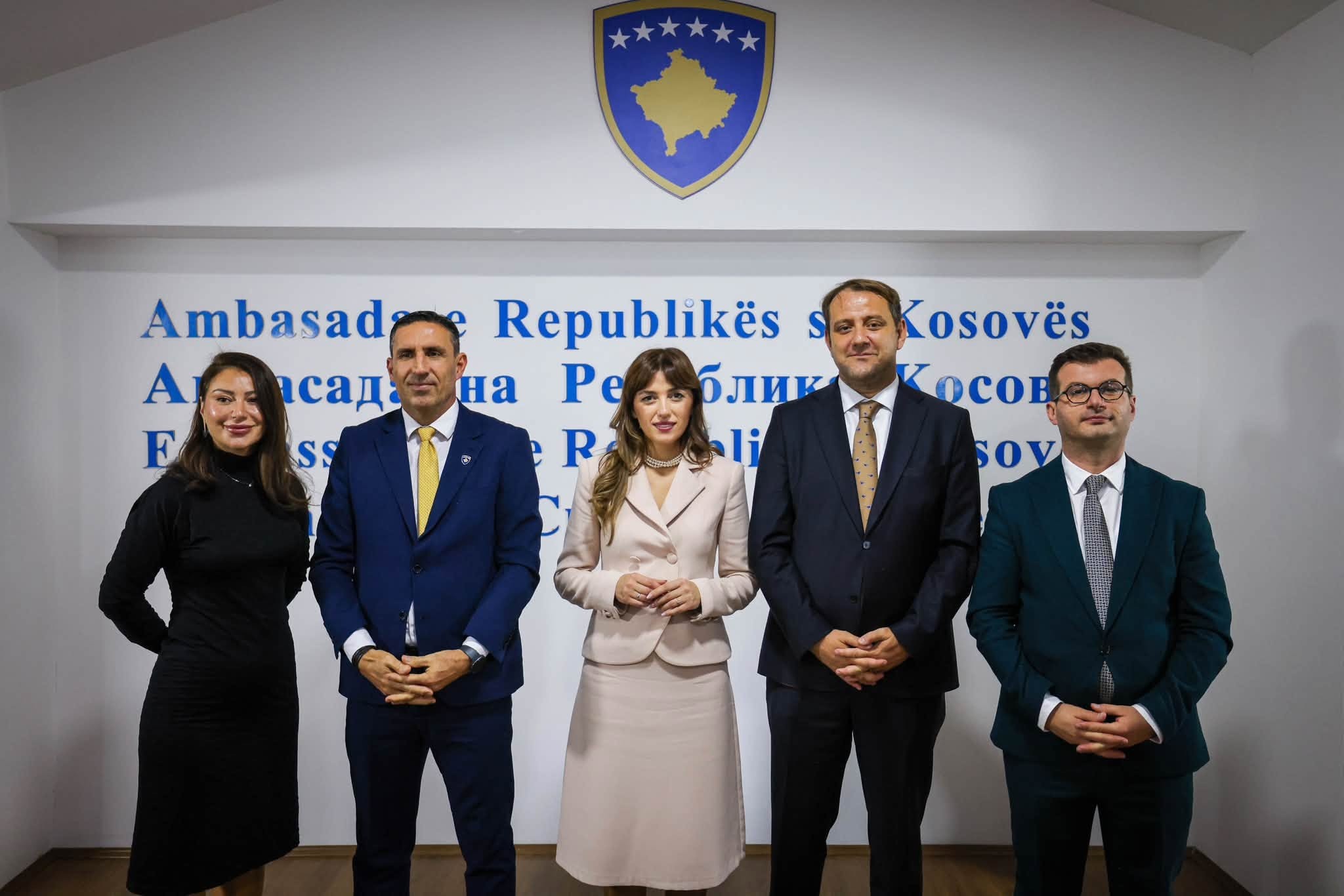 Forcimi i lidhjeve ndërkufitare: Albulena Haxhiu mblidhet me krerët e komunave shqiptare në Maqedoninë e Veriut