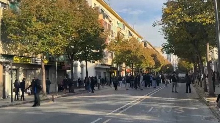 Vala e pakënaqësisë në Tiranë: Studentët mblidhen sërish para Ministrisë së Arsimit në ditën e katërmbëdhjetë të protestave