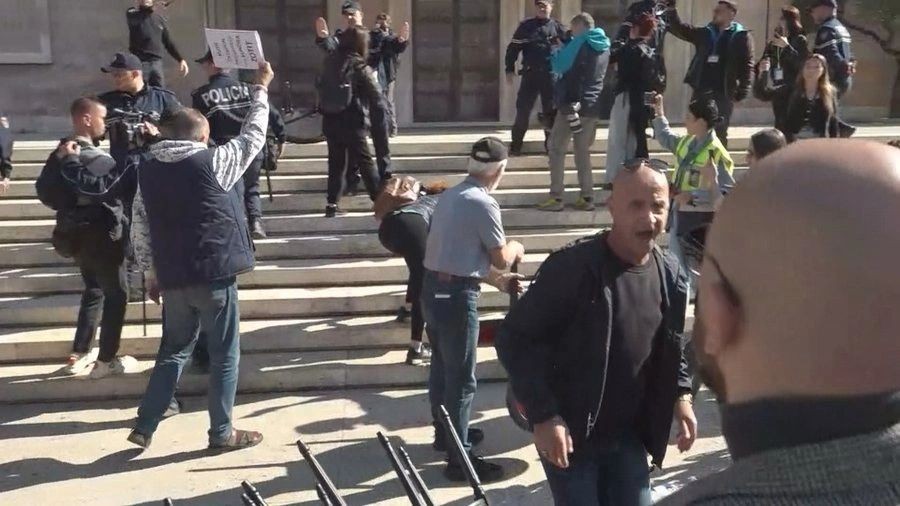 Tensionohet situata para Kryeministrisë: Studentët shkatërrojnë karriget e simbolit të dialogut