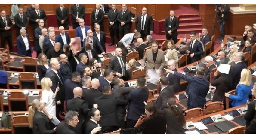 Tensioni në Kuvend: Sekretariati i Etikës mblidhet për të vendosur mbi fatin e 20 deputetëve të opozitës
