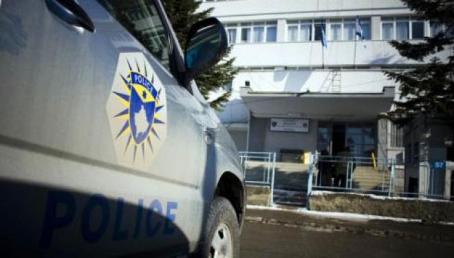 Një 19-vjeçar plagos me armë zjarri motrën e tij