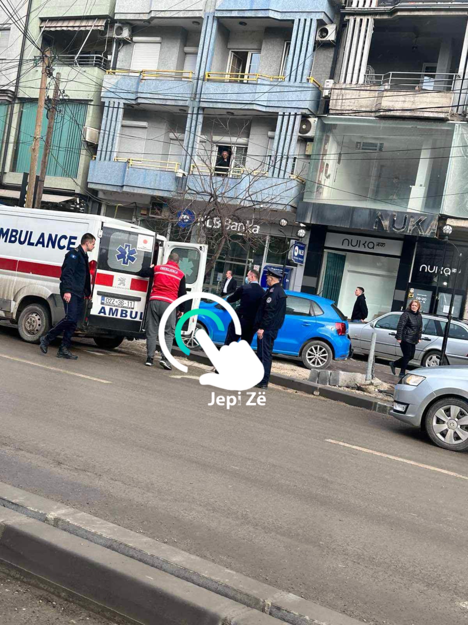 E dhimbshme: Gruja nga Mitrovica me probleme neurologjike jetonte e vetmuar, autoambulanca e tranporton në spital