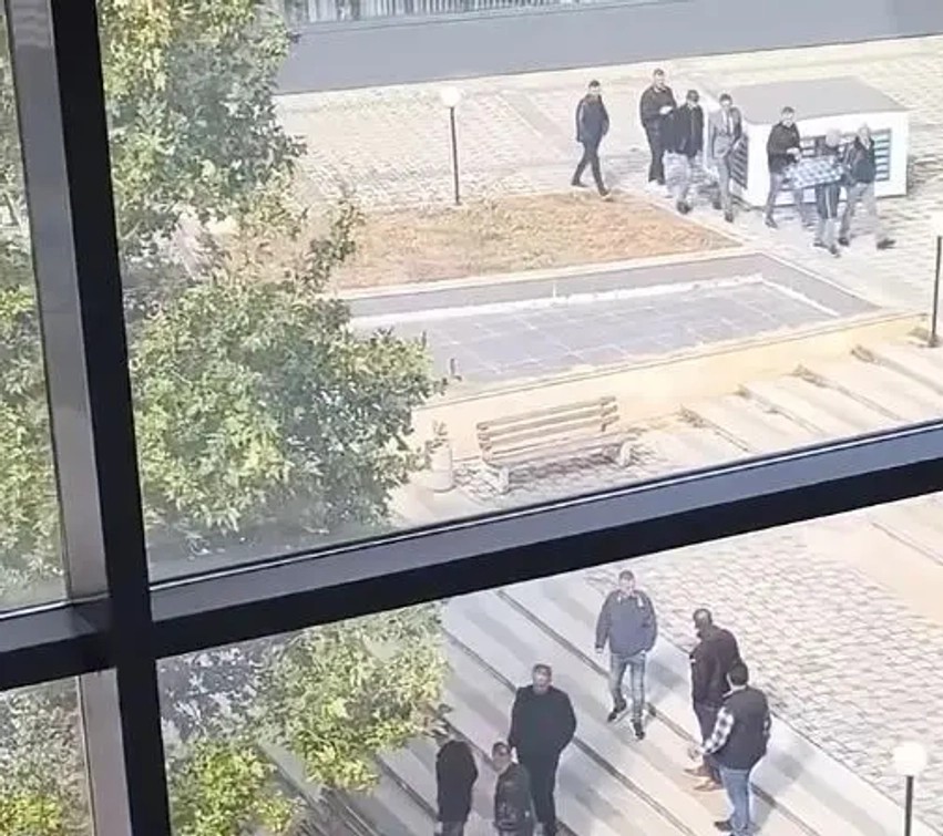 Seanca për Gani Gecin: Familjarët mblidhen para Pallatit të Drejtësisë, prokuroria kërkon paraburgim