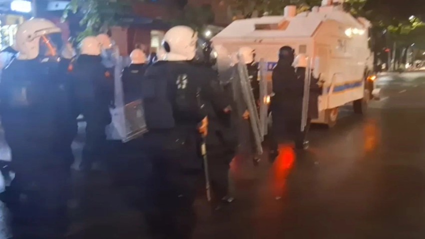 Tensionet në Tiranë: Protesta zhvendoset te 'Myslym Shyri', përplasje dhe molotovë drejt autobotit të policisë