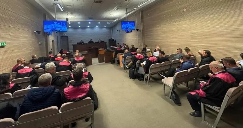 Skandali i korrupsionit në kufirin me Shqipërinë: 23 efektivë policie dalin para drejtësisë për ryshfet