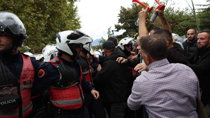 Tensionet para Parlamentit: Tetë të shoqëruar pas akteve të dhunshme dhe përleshjeve me efektivët