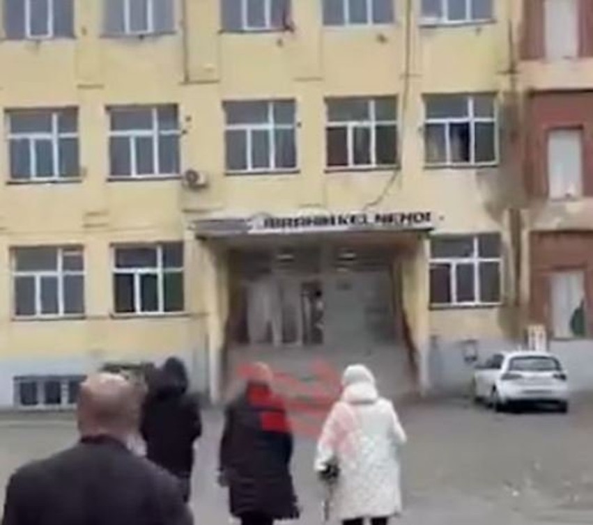 Zgjedhjet në Serbi: Qytetarët shqiptarë në Preshevë i drejtohen kutive të votimit
