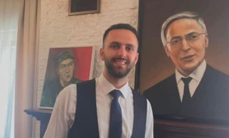 “Nuk ju bën nder as juve, as Mbretërisë së Bashkuar” – Reagimi i ashpër i Altin Krasniqit ndaj diplomatit britanik