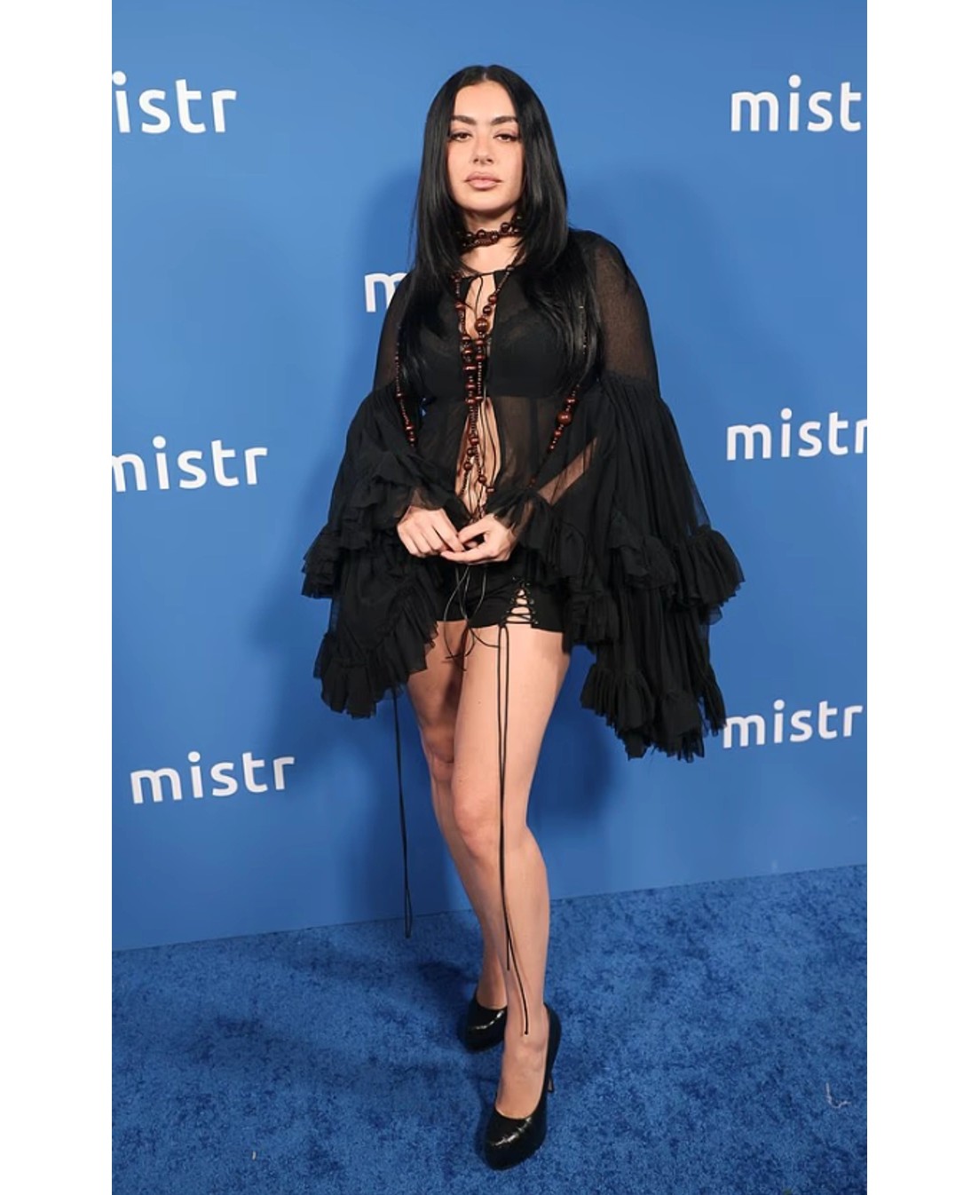 Stili provokues i Charli XCX bën bujë në tapetin e kuq në Los Angeles