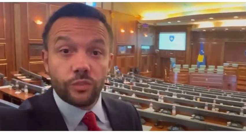 Tensionet jashtë Kuvendit, deputeti i PDK-së fton Lëvizjen Vetëvendosje t'i bashkohet votimit për Dhomat e Specializuara
