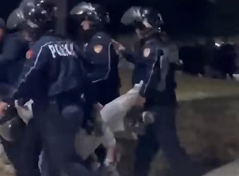 Tensione dhe dhunë në Tiranë: Pamje tronditëse nga përplasja mes protestuesve dhe policisë