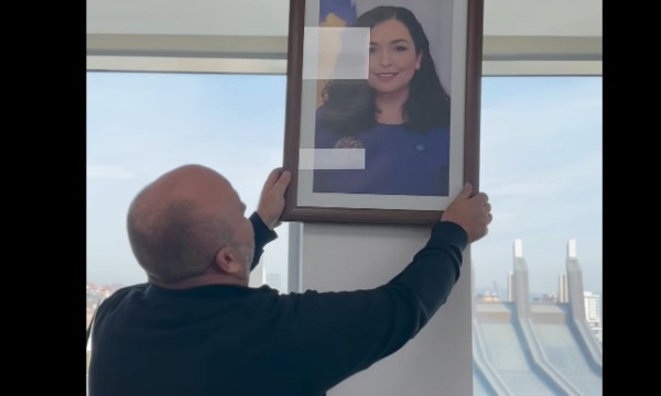 Naser Arifi largon portretin e Vjosa Osmanit nga Ministria e Drejtësisë: E hoqa pasi i shkeli parimet
