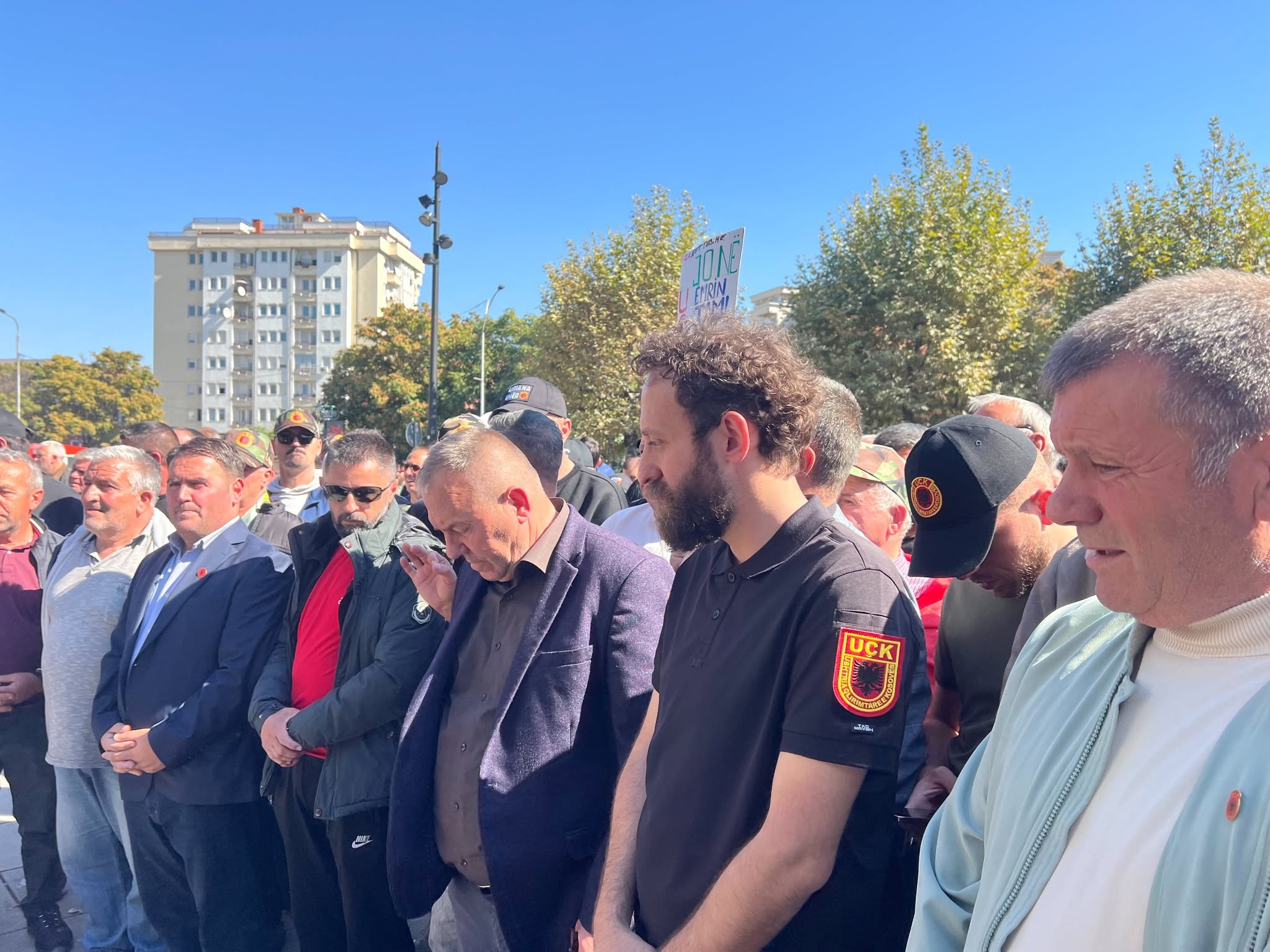 Tensionohet situata: Protestuesit zhvendosen te hyrja e Kuvendit të Kosovës