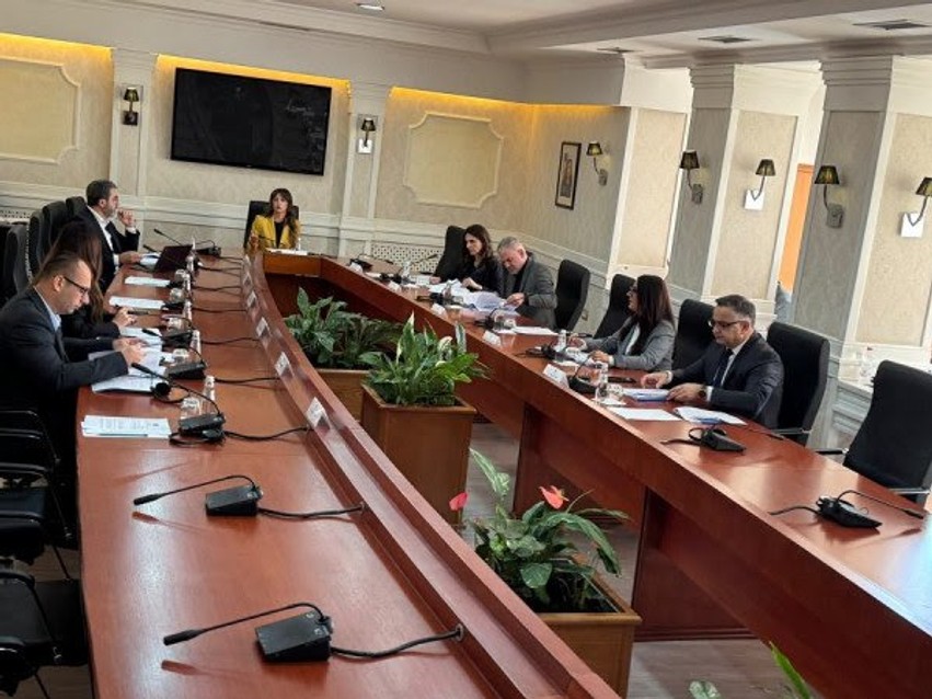 Debati për Dhomat e Specializuara: Spektri politik në Kosovë u përgjigjet vërejtjeve të komisioneres Marta Kos