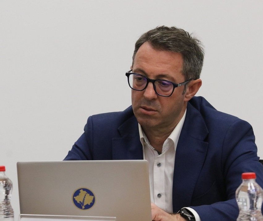 Përplasjet politike në Kosovë: Zyrtari i Lëvizjes Vetëvendosje lëshon akuza të ashpra ndaj Jupollit dhe Mehmetajt