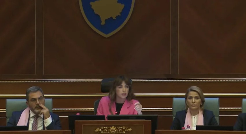 “Era e duhanit po arrin deri në zyrën time” – Albulena Haxhiu lëshon ultimatum për deputetët që tymosin në Kuvend