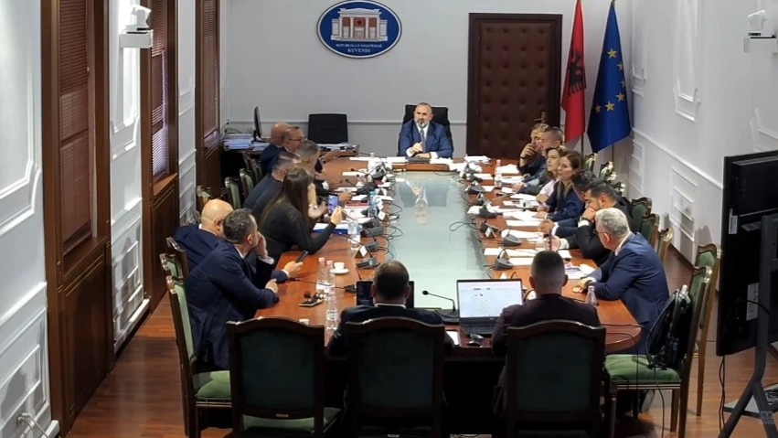 Fjalor skandaloz në Komisionin e Ligjeve: Olsi Komici etiketon demokratët, plas debati për telefonat dhe etikën
