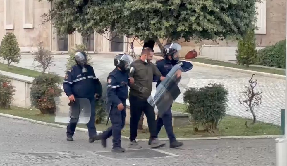 Përplasje të ashpra në bulevardin “Dëshmorët e Kombit”: Vazhdojnë tensionet dhe shoqërimet e protestuesve