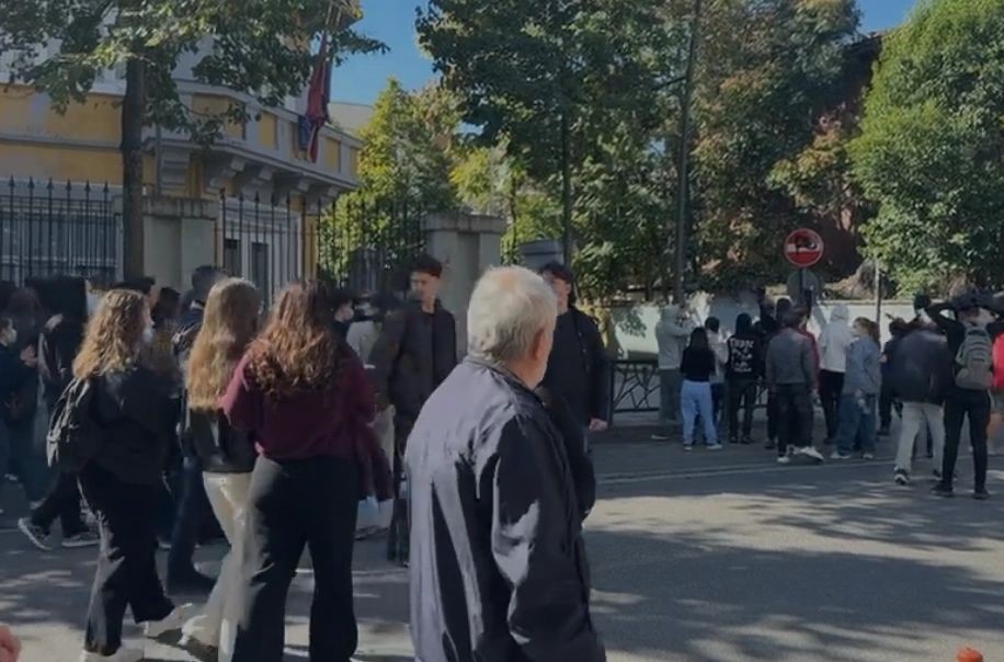 Protesta e studentëve të Mjekësisë: Marshim drejt Ministrisë dhe thirrje për largimin e kryeministrit