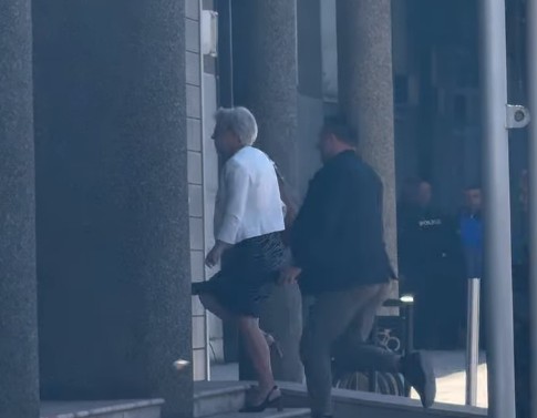 Mbërritja e tensionuar e Donika Gërvallës në Kuvend: Thirrje nga protestuesit mes tymit dhe fishekzjarreve