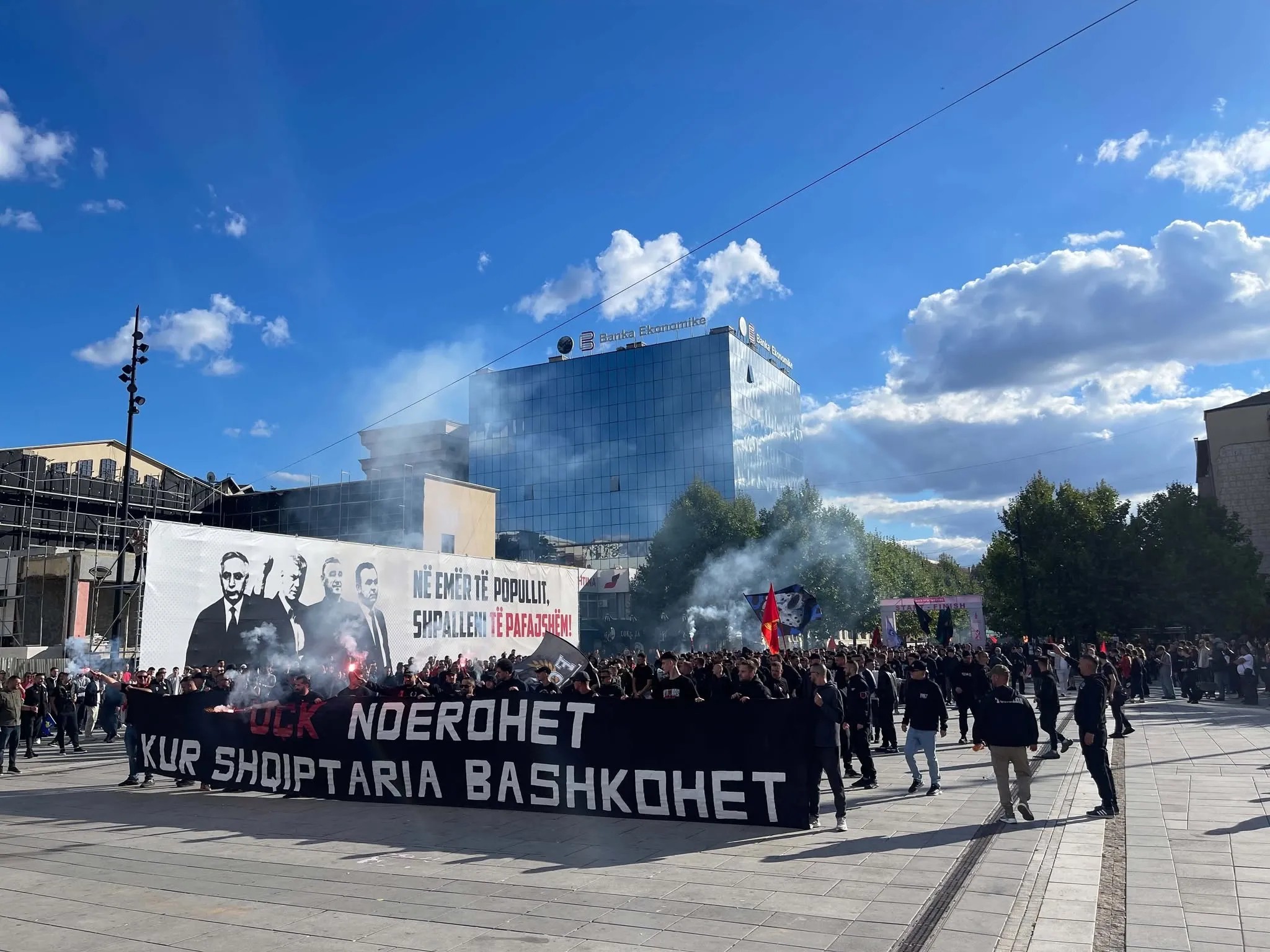 “UÇK nderohet kur shqiptaria bashkohet”: Tifo-grupet ngrihen në protestë në Prishtinë kundër vendimit të Speciales