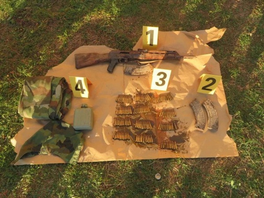 Arsenal armësh dhe pajisje ushtarake zbulohen në një shtëpi të pabanuar në Leposaviq