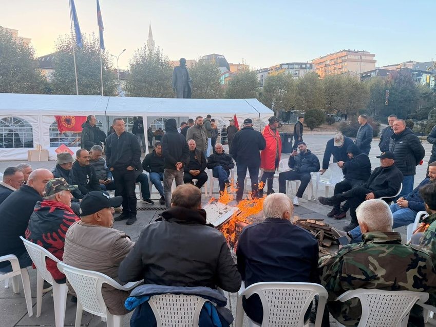 Të bashkuar për drejtësi: Qytetarët kalojnë natën në tenda para Kuvendit të Kosovës