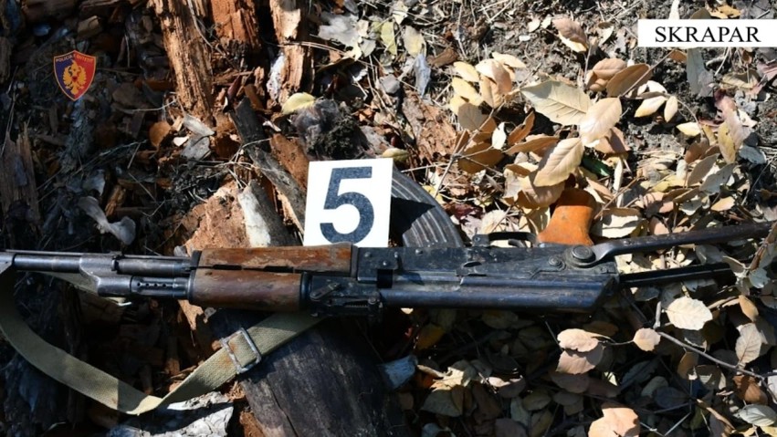 Goditet rrjeti i kultivimit të lëndëve narkotike në Skrapar: Pranga një 22-vjeçari, në kërkim bashkëpunëtori i armatosur