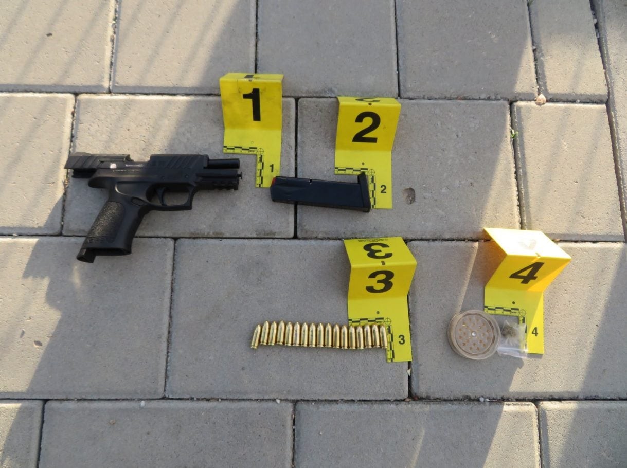 Vushtrri: Policia ndalon makinën dhe sekuestron armë, fishekë e lëndë narkotike