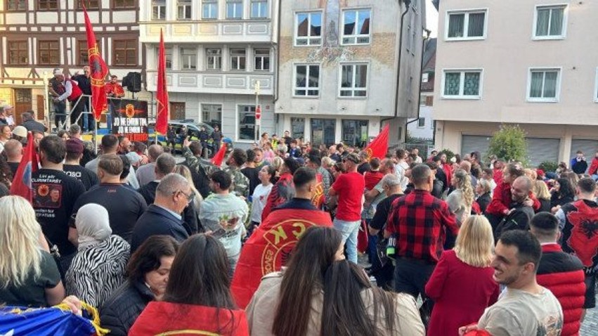 Valë pakënaqësie në Ulm: Bashkatdhetarët ngrihen në protestë për ish-krerët e UÇK-së