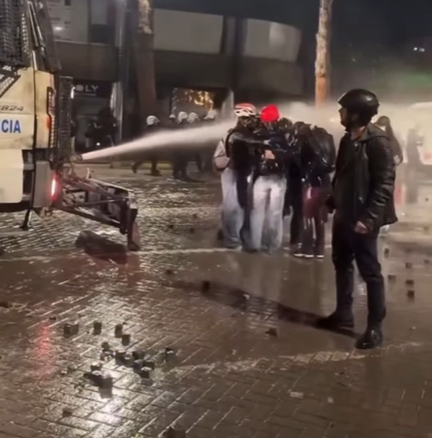 Përleshjet në Tiranë, Berisha publikon pamjet e rezistencës së studentëve ndaj ujit të policisë: Fitorja do jetë e tyre