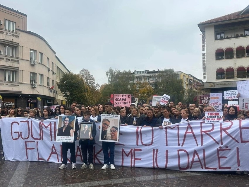 Kërkohet drejtësi për Arlindën dhe gratë e vrara: Prishtina ngrihet sërish sot në protestë