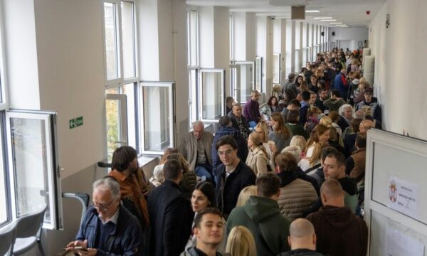Interes i jashtëzakonshëm i qytetarëve në zgjedhjet në Serbi: Deri në orën 16:00 dalja e votuesve arrin në 56,4%
