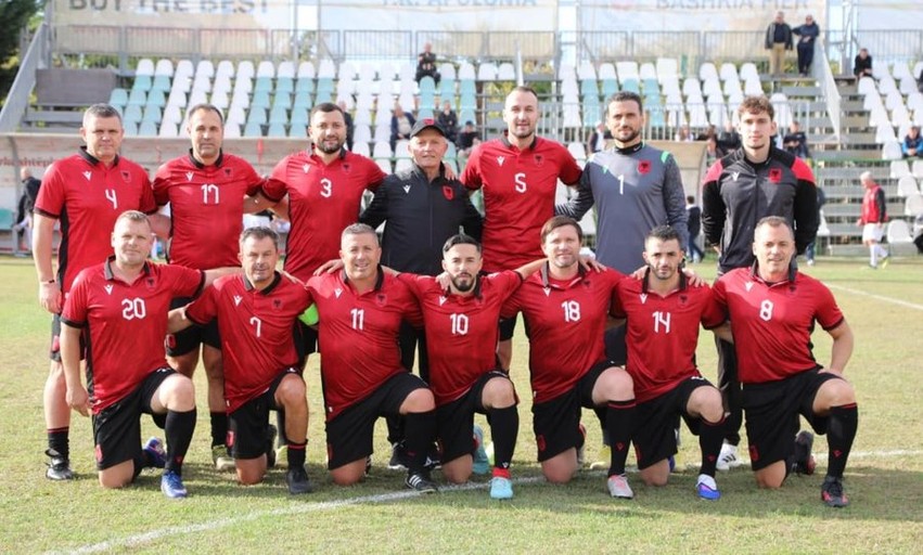 Homazh për Arben Sinanin: Përfaqësuesja e veteranëve të Shqipërisë dhe ekipe të tjera nderojnë ish-portierin në Fier
