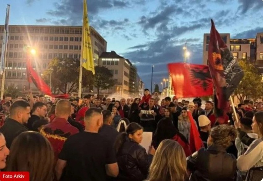 Valë pakënaqësish në Gjermani: Diaspora tubim masiv në Berlin kundër vendimit të Gjykatës Speciale