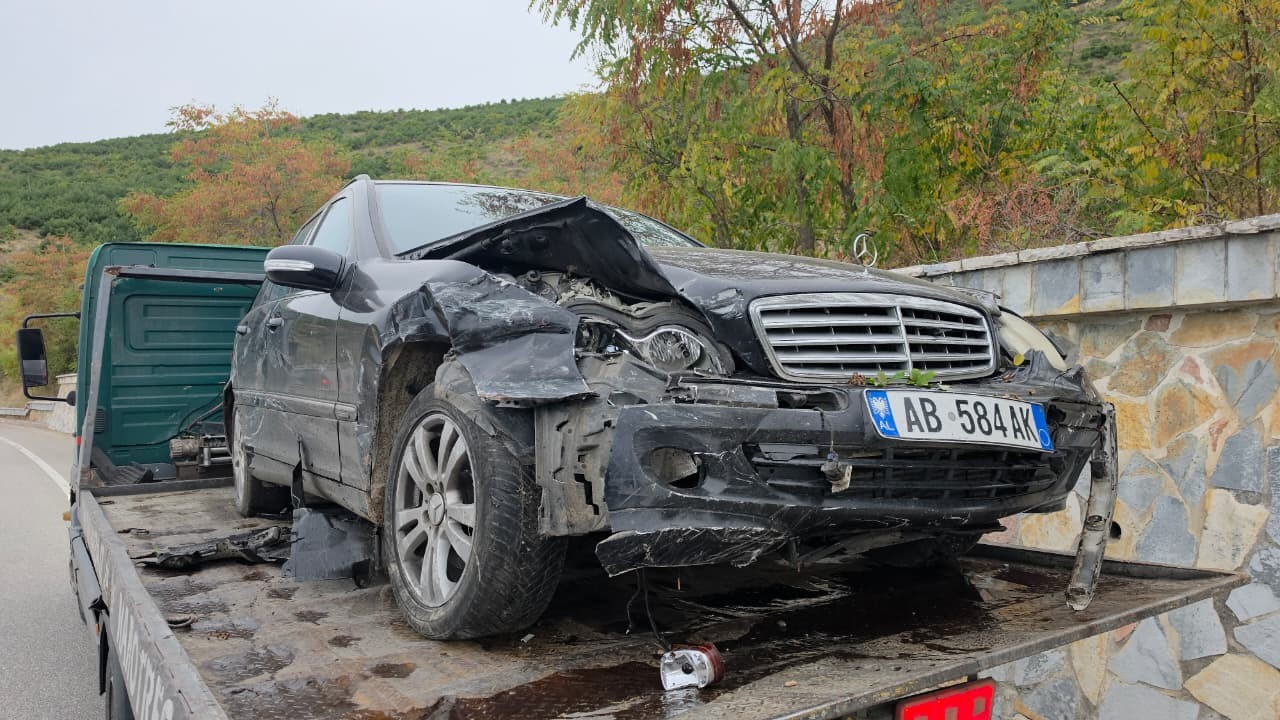 Përplasje mes dy makinave në aksin Pogradec-Lin, plagoset një person